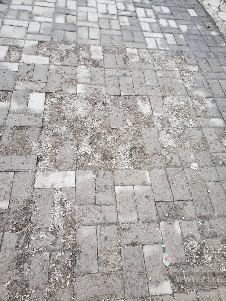 Тротуар на улице Каралаева