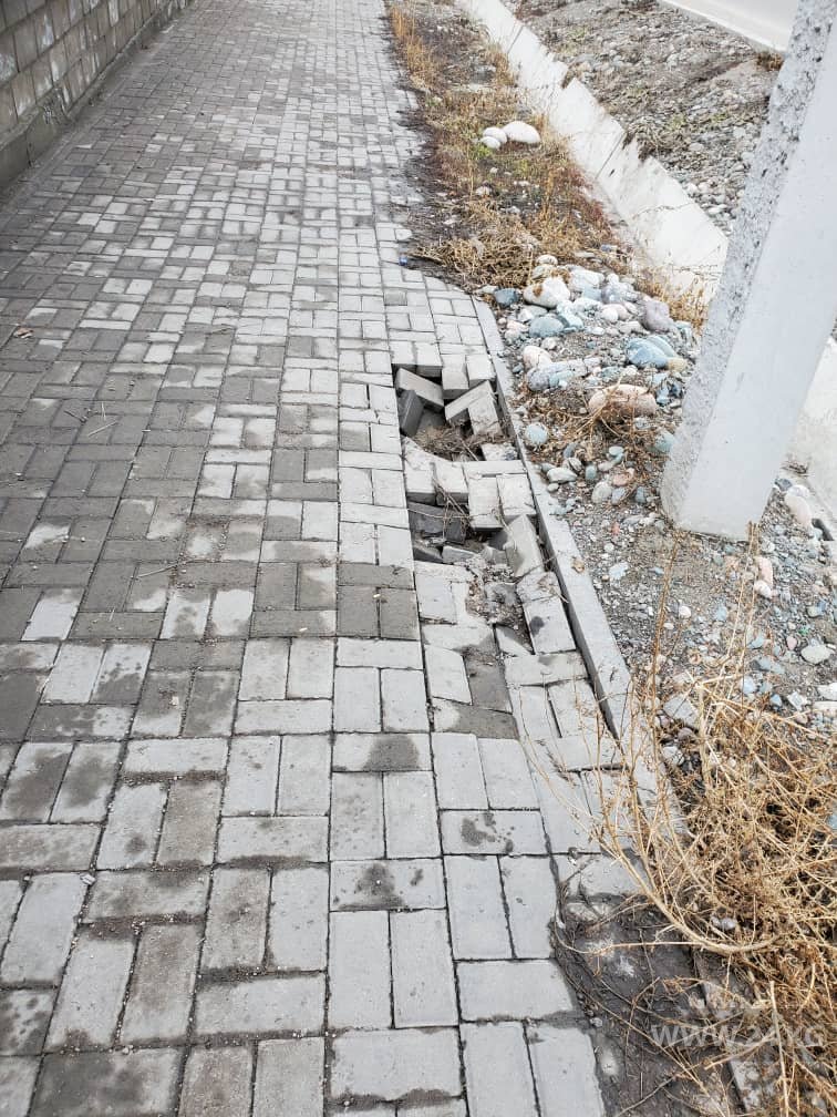 Тротуар на улице Каралаева