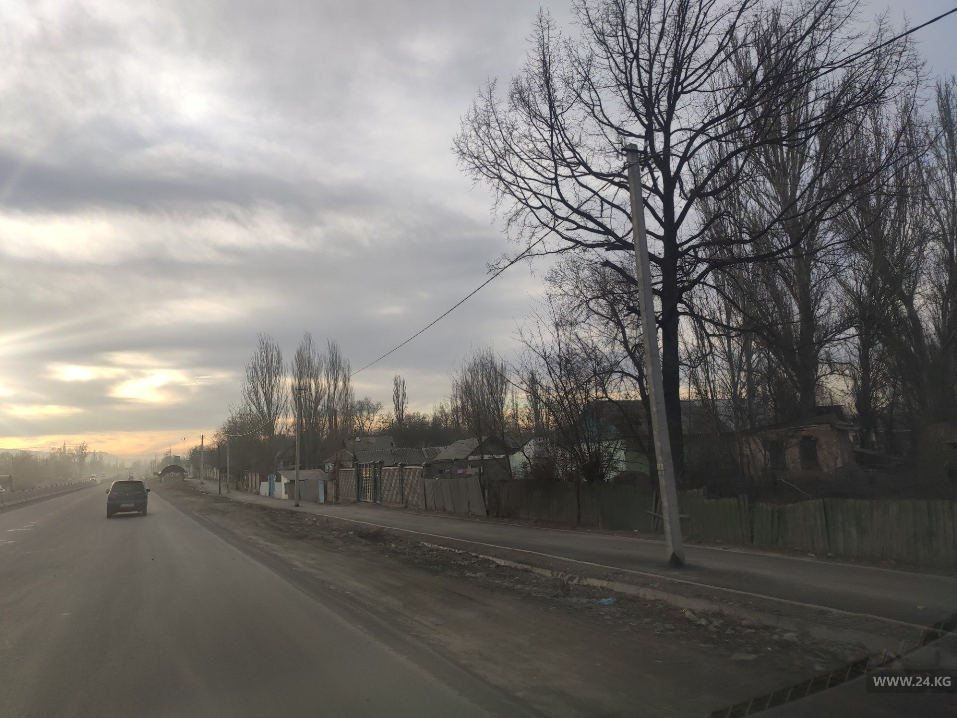 На трассе Бишкек – Кара-Балта электрические столбы установлены посреди тротуара