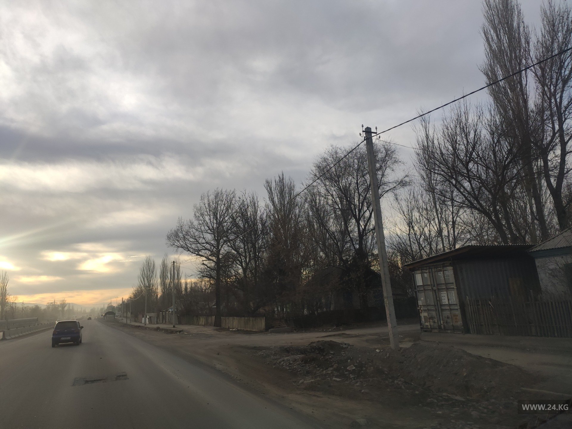 На трассе Бишкек – Кара-Балта электрические столбы установлены посреди тротуара