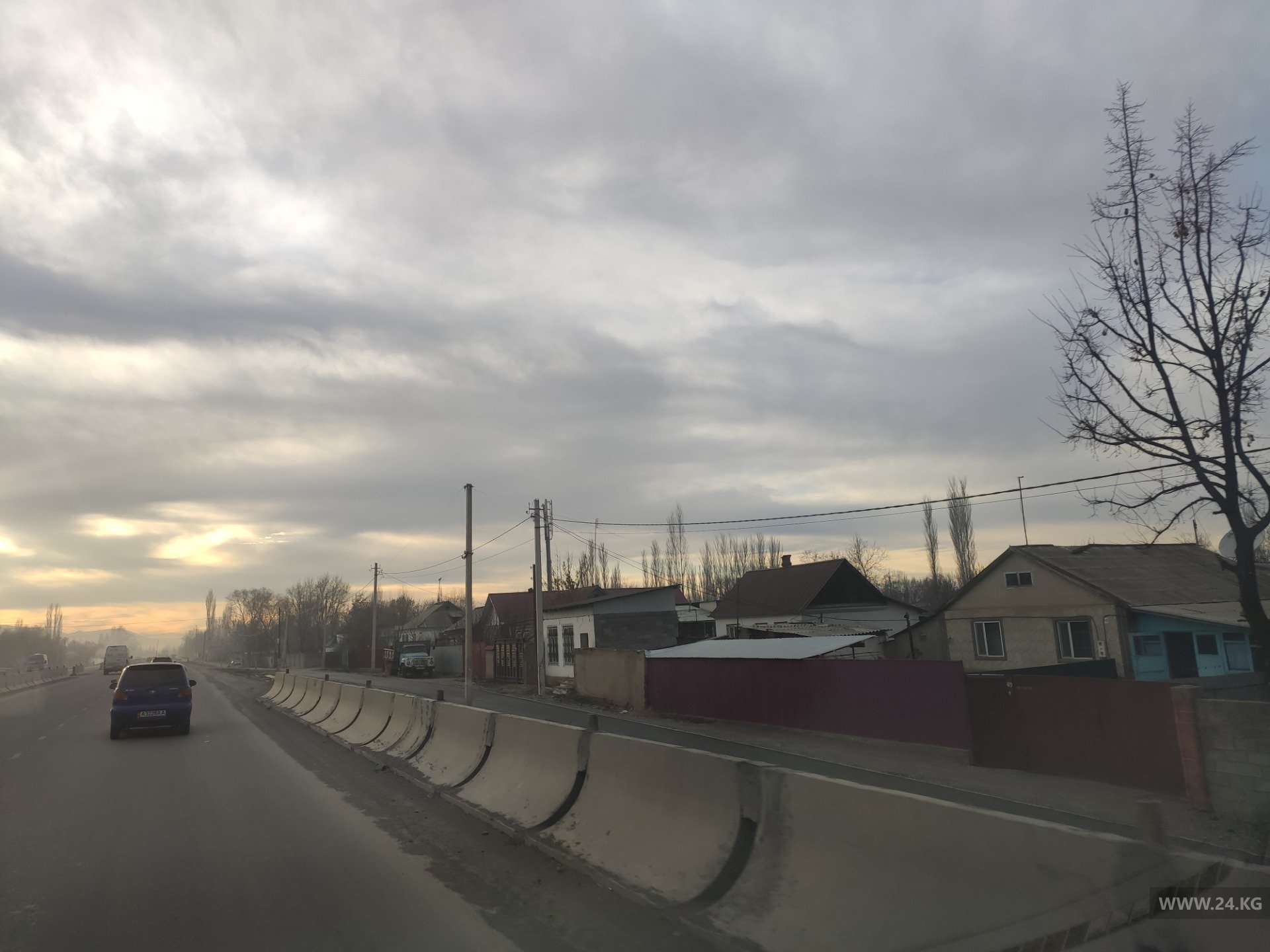 На трассе Бишкек – Кара-Балта электрические столбы установлены посреди тротуара