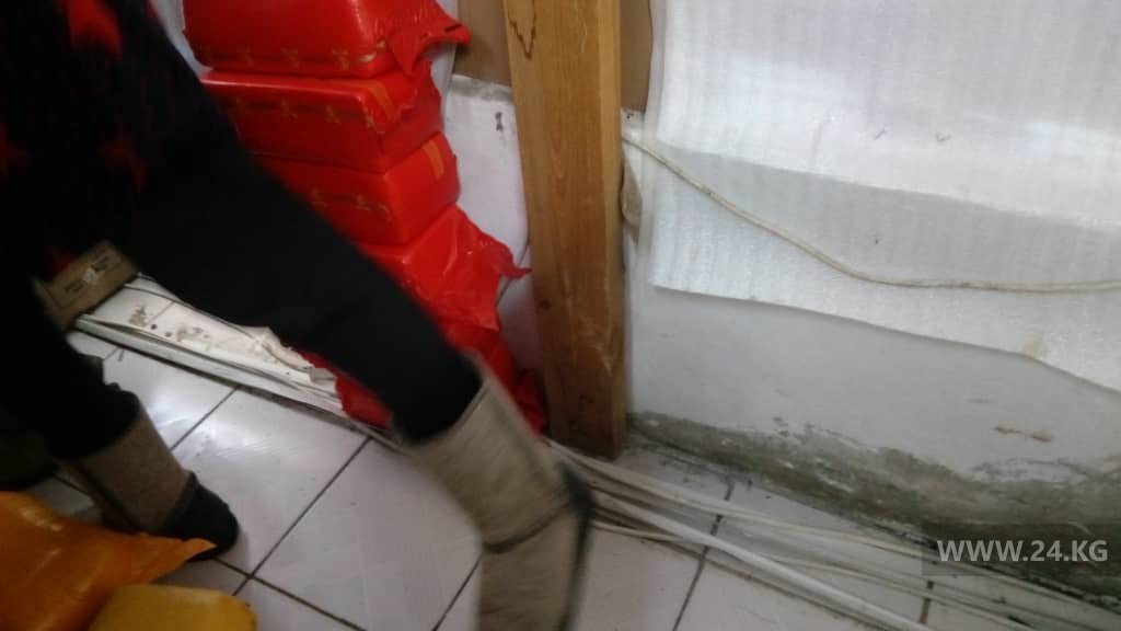 Сыр лежит на полу в магазине