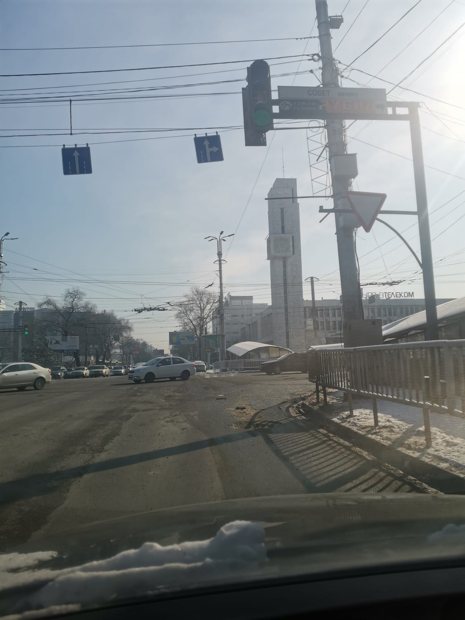 Дорожная яма в центре Бишкека