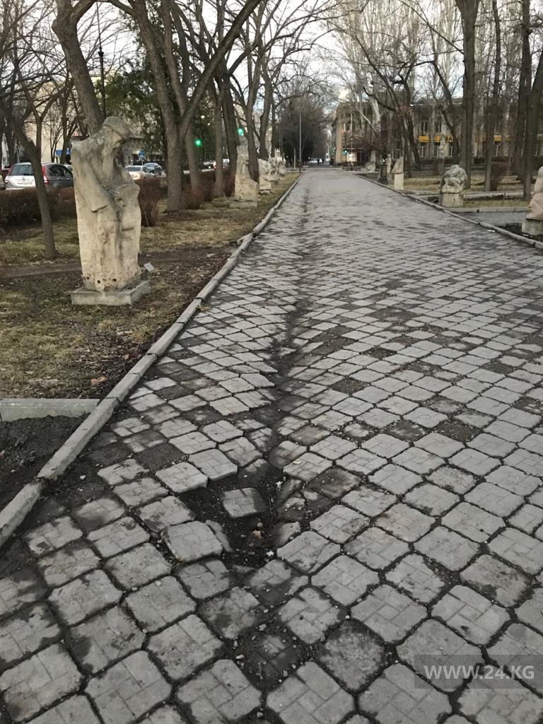 Тротуар на бульваре Эркиндик