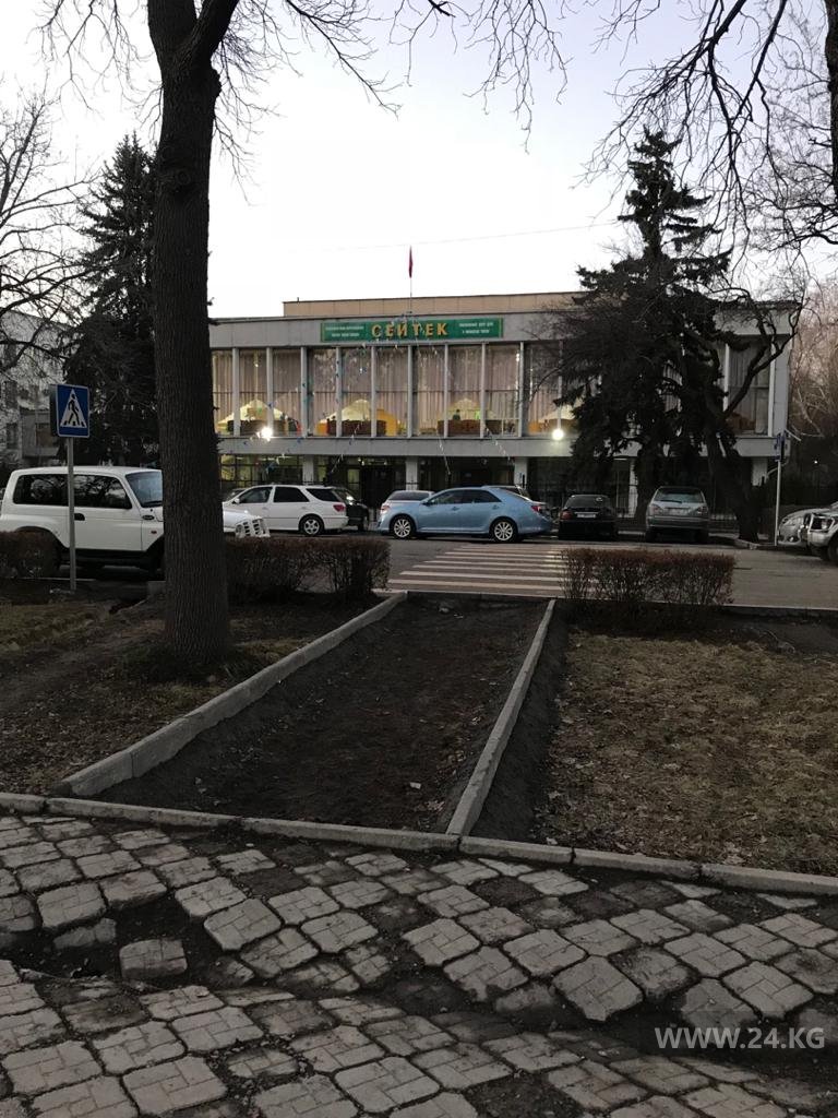 Тротуар на бульваре Эркиндик