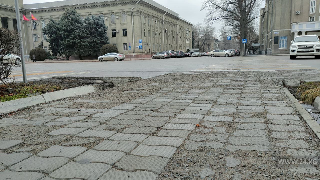 Бишкекчанин пожаловался на состояние тротуаров возле Дома правительства