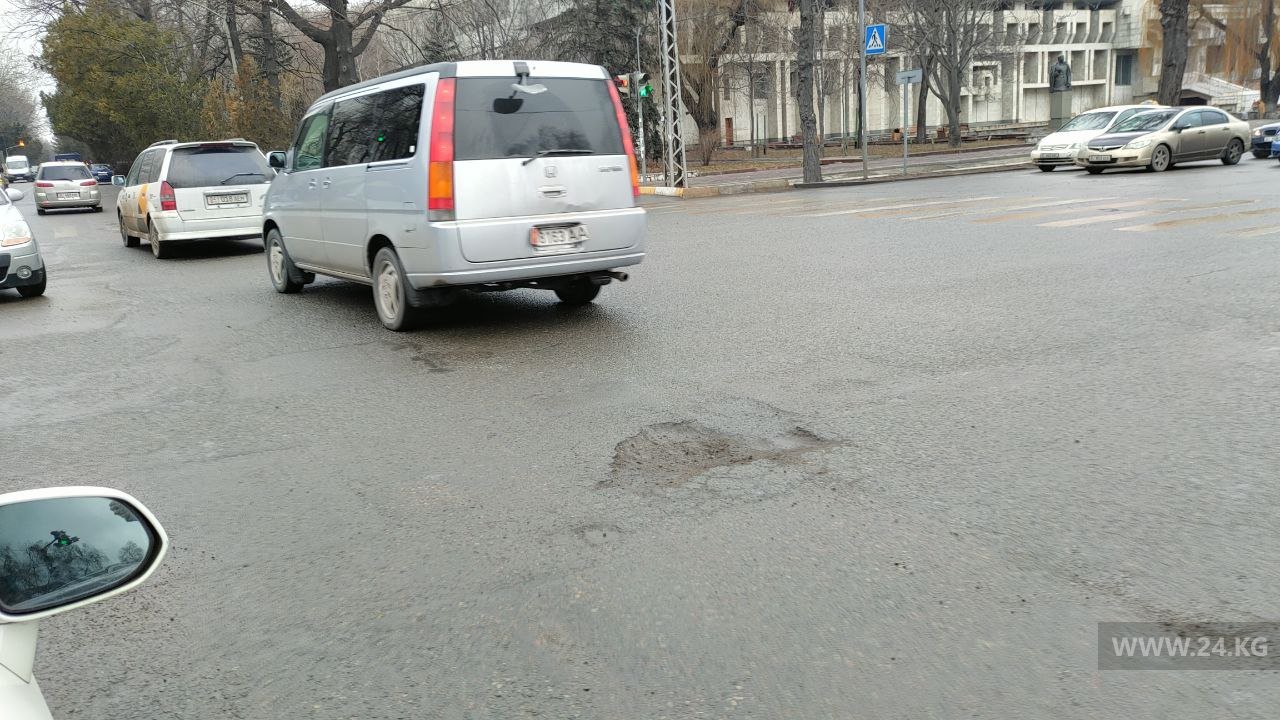 В Бишкеке на центральных улицах появляется все больше дорожных ям