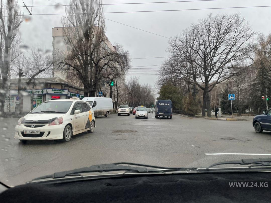 В Бишкеке на центральных улицах появляется все больше дорожных ям