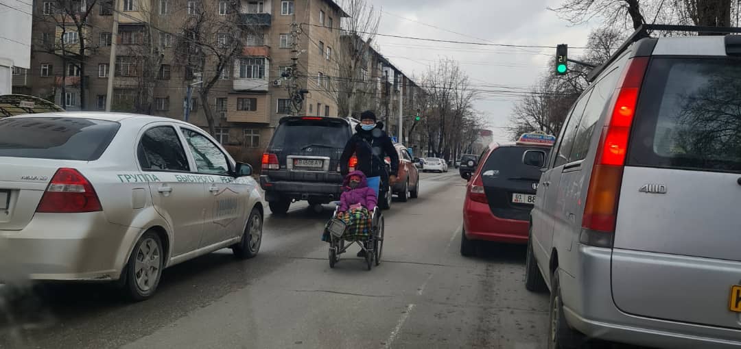 Житель Бишкека пожаловался на попрошаек на автомобильных дорогах