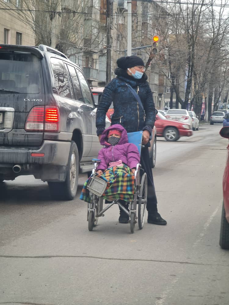Житель Бишкека пожаловался на попрошаек на автомобильных дорогах
