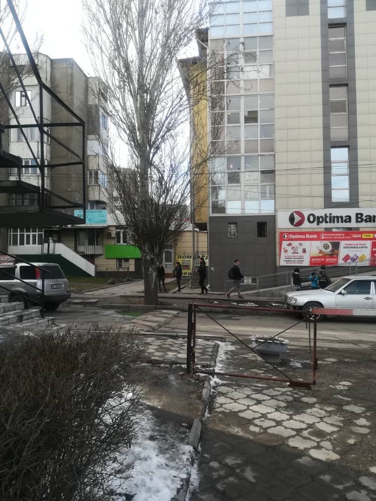 На территории придомового участка построили коммерческие объекты, а на землях общего пользования — высотное здание
