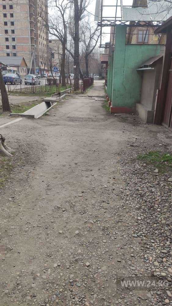 Тротуар на улице Суюмбаева