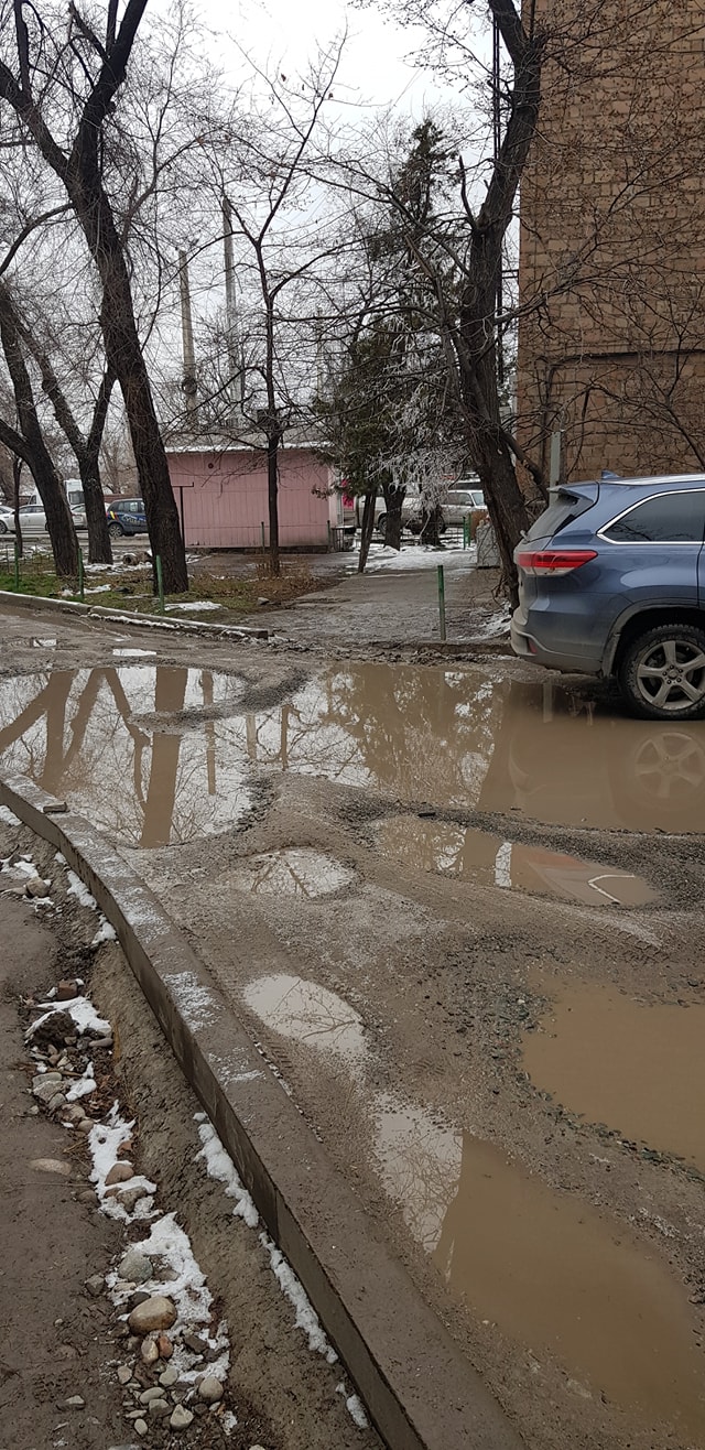 Дорога на пересечении улиц Ахунбаева и Малдыбаева