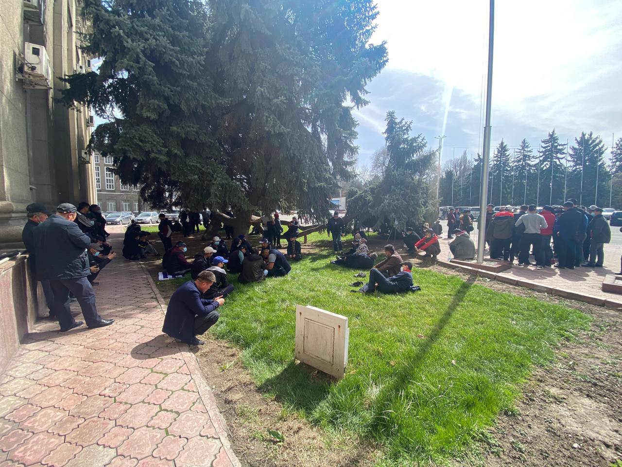 Митингующие расположились на газоне