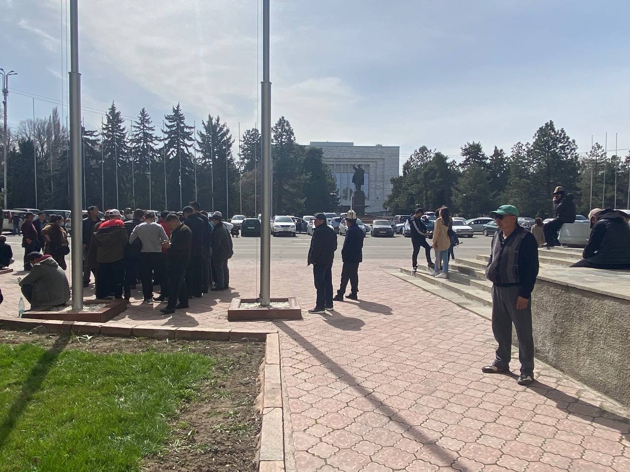 Митингующие остались ждать ответа властей у Дома правительства