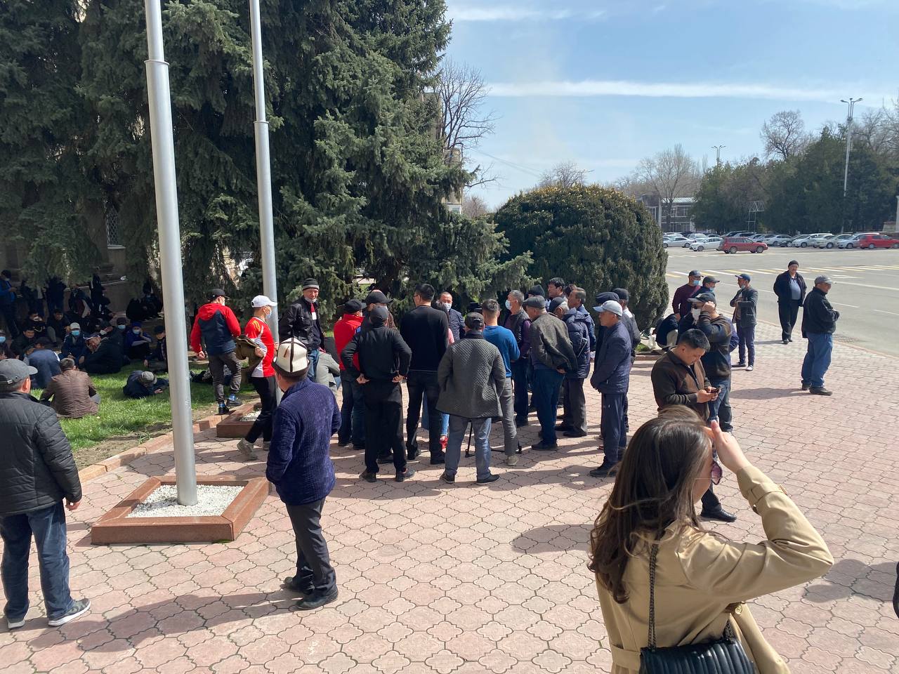 Митингующие остались ждать ответа властей у Дома правительства