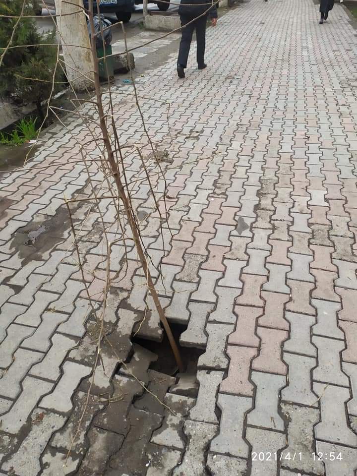Дыра в тротуаре