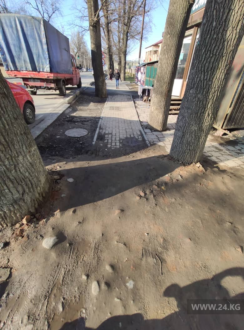 Тротуар на пересечении улиц Тоголока Молдо и Куренкеева