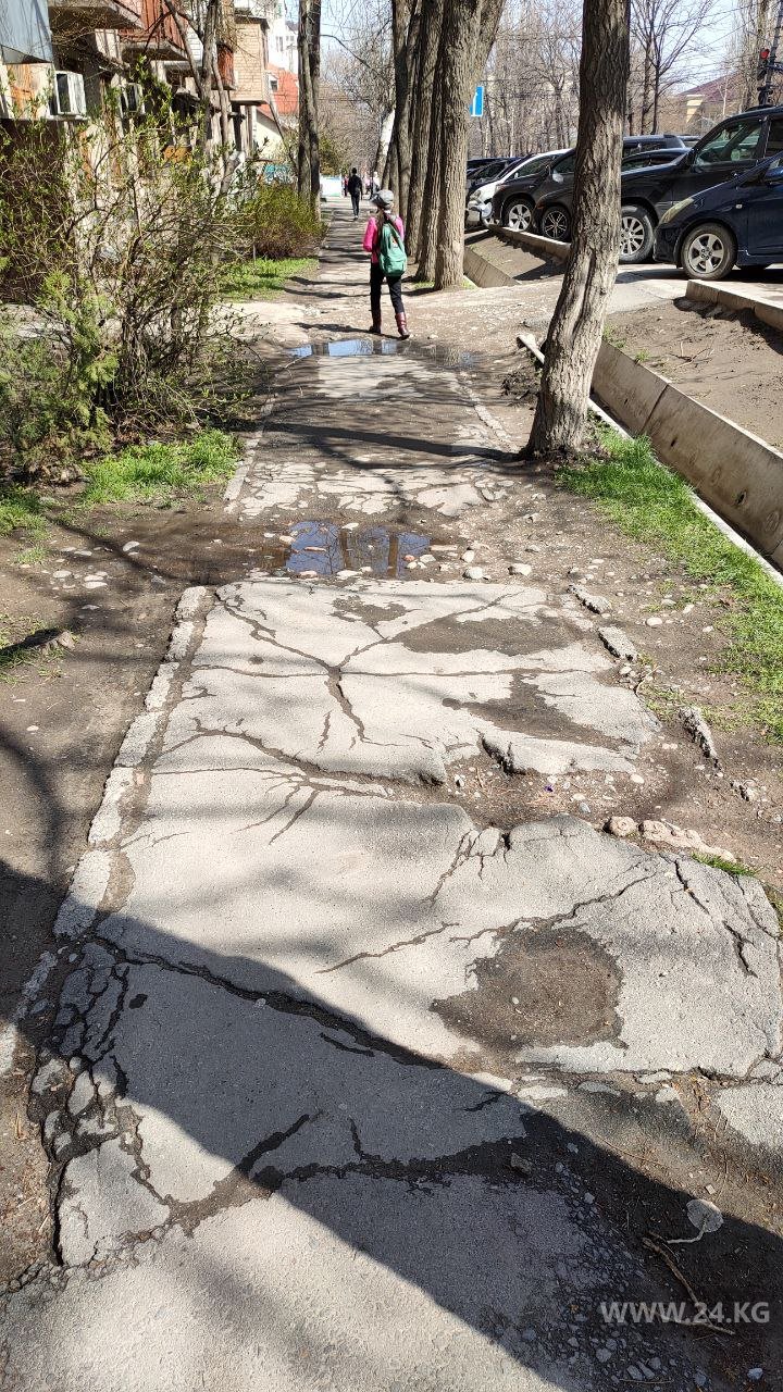 Тротуар на улице Панфилова