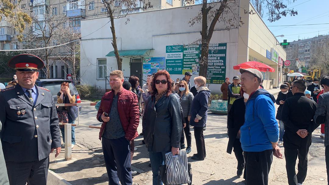 В 6-м микрорайоне Бишкека прошел митинг торговцев против сноса их магазинов