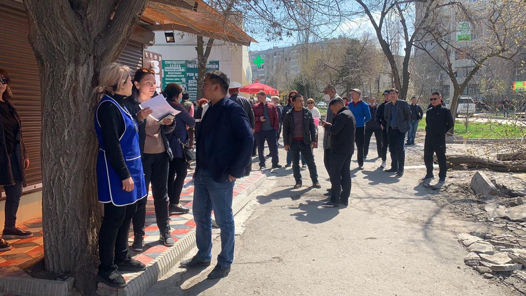 В 6-м микрорайоне Бишкека прошел митинг торговцев против сноса их магазинов