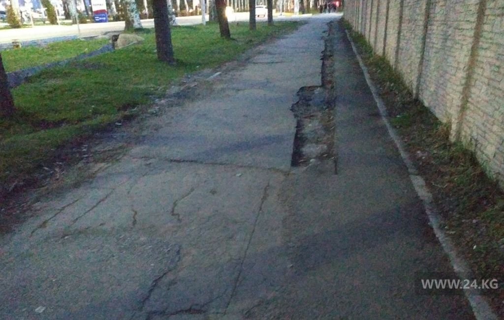 Тротуар на проспекте Чингиза Айтматова