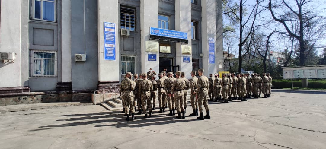 Солдат привезли на участок для голосования