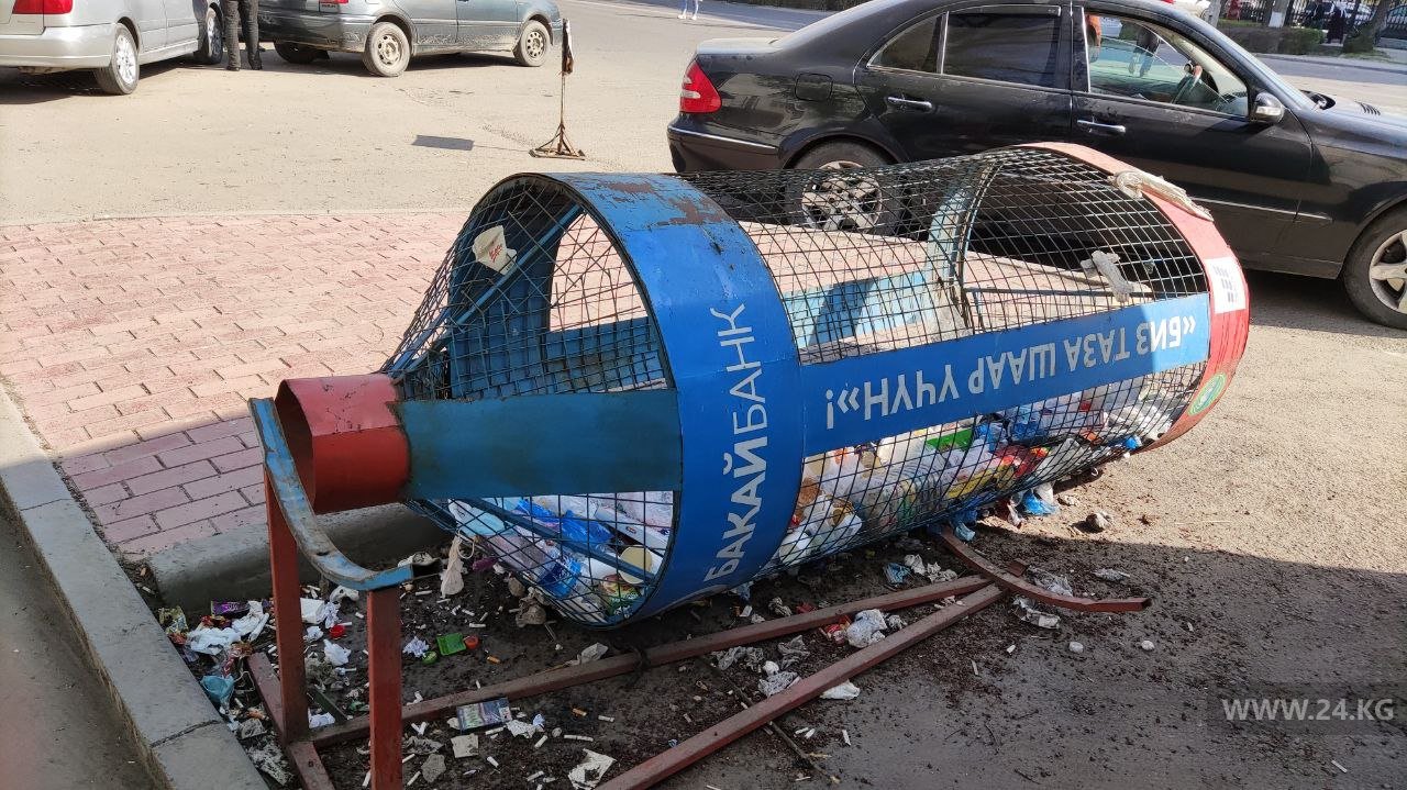 Контейнер для сбора пластика возле Городской клинической больницы № 1 сломался