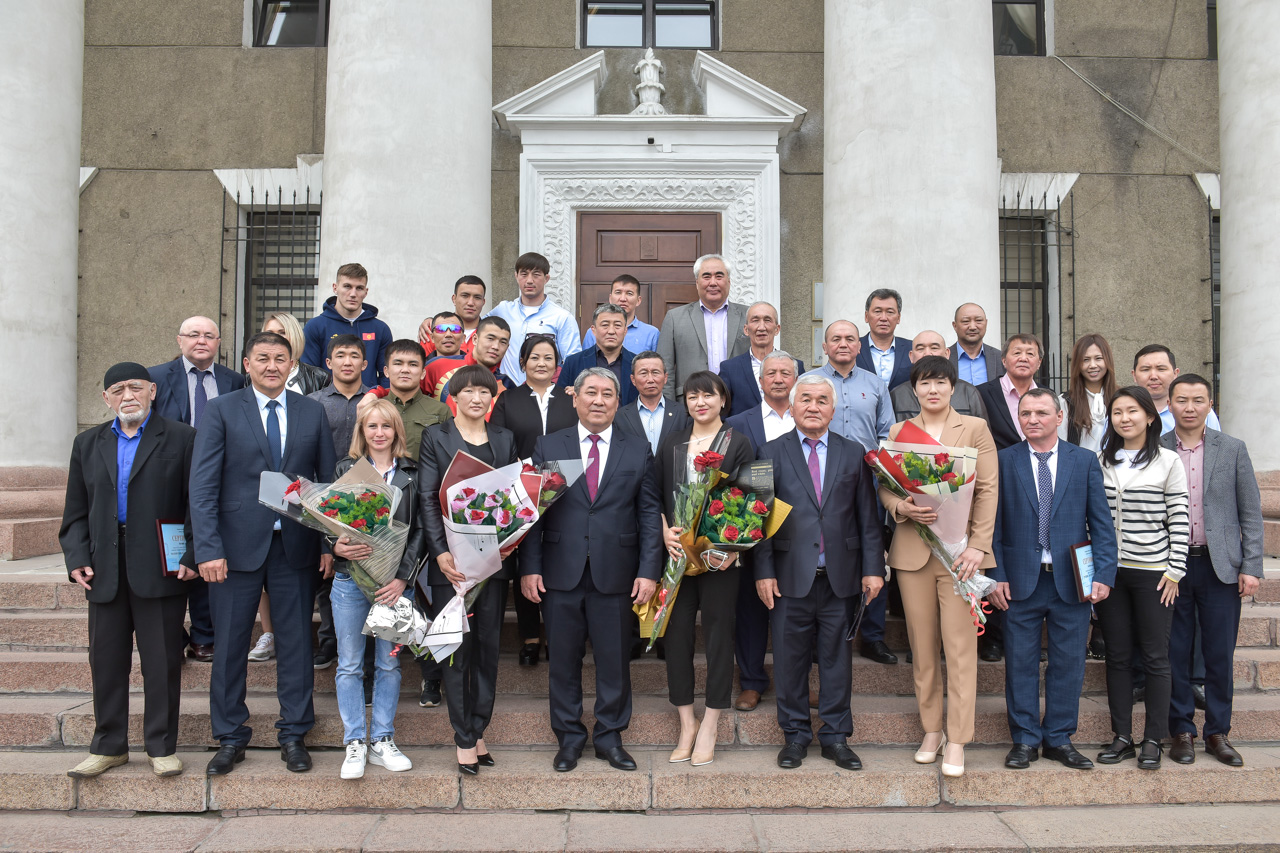 Спортсменам вручили денежные премии