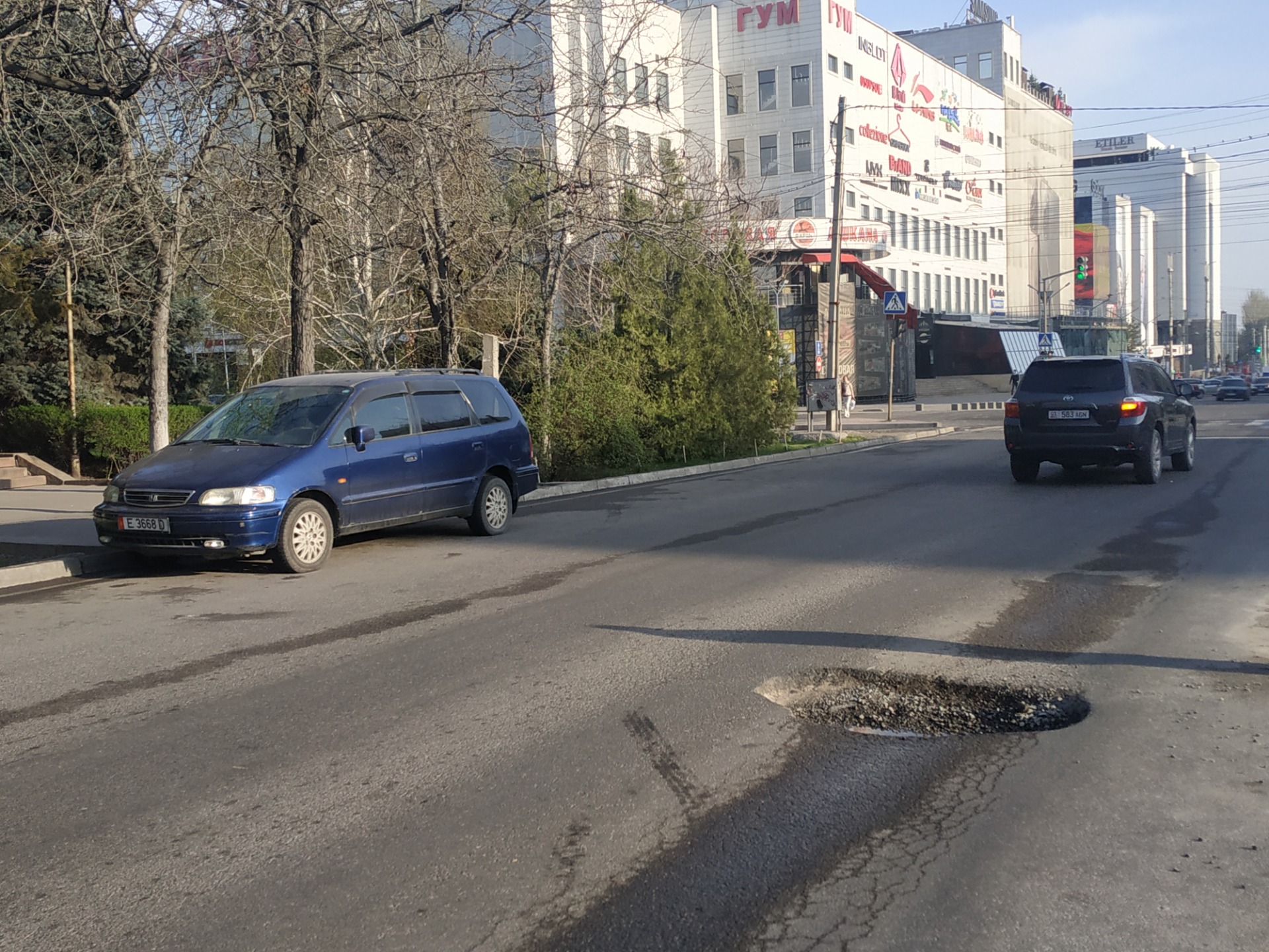 Глубокая яма появилась на улице Шопокова. Несколько лет назад там заменили дорожное полотно