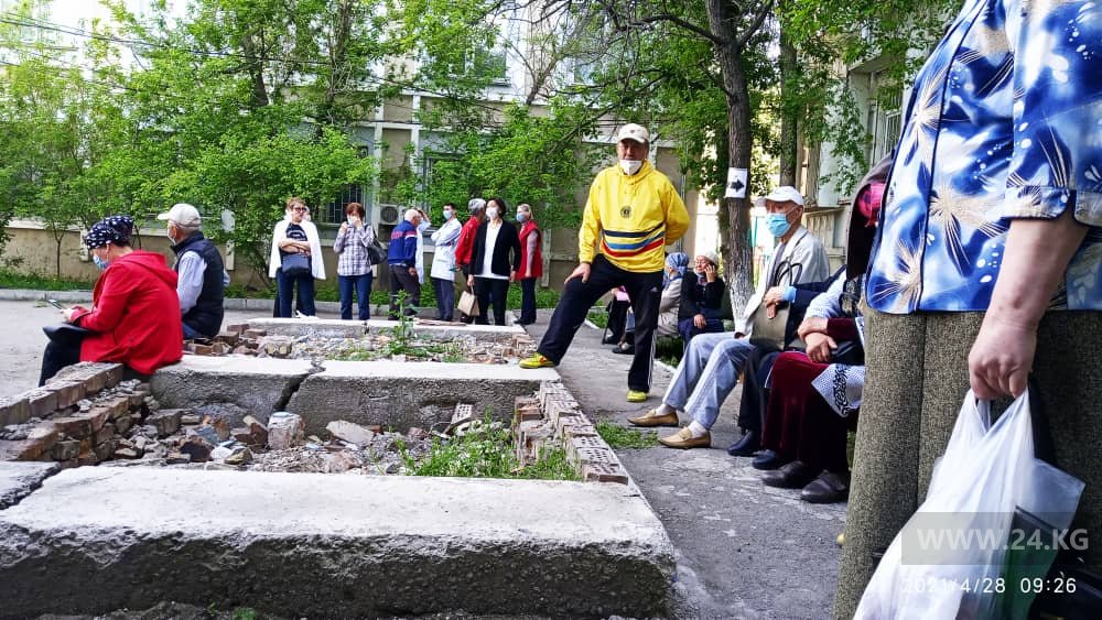 Людям приходится стоять в очереди, чтобы получить прививку