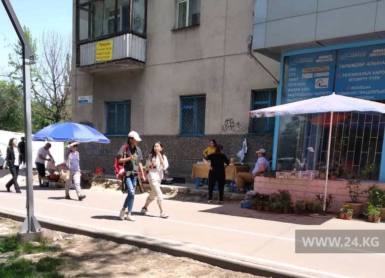 Торговцы на тротуаре