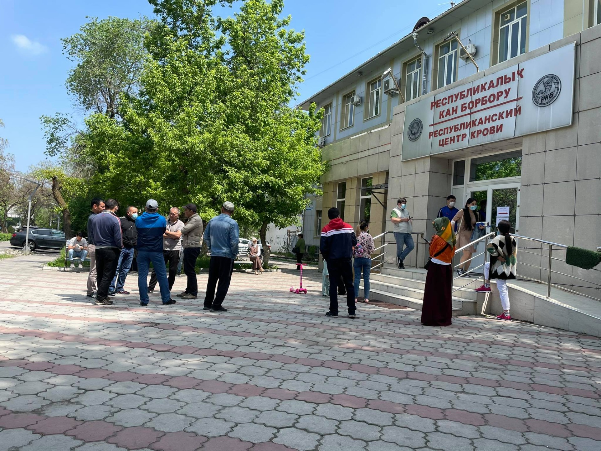 Кыргызстанцы сдают кровь для пострадавших на границе