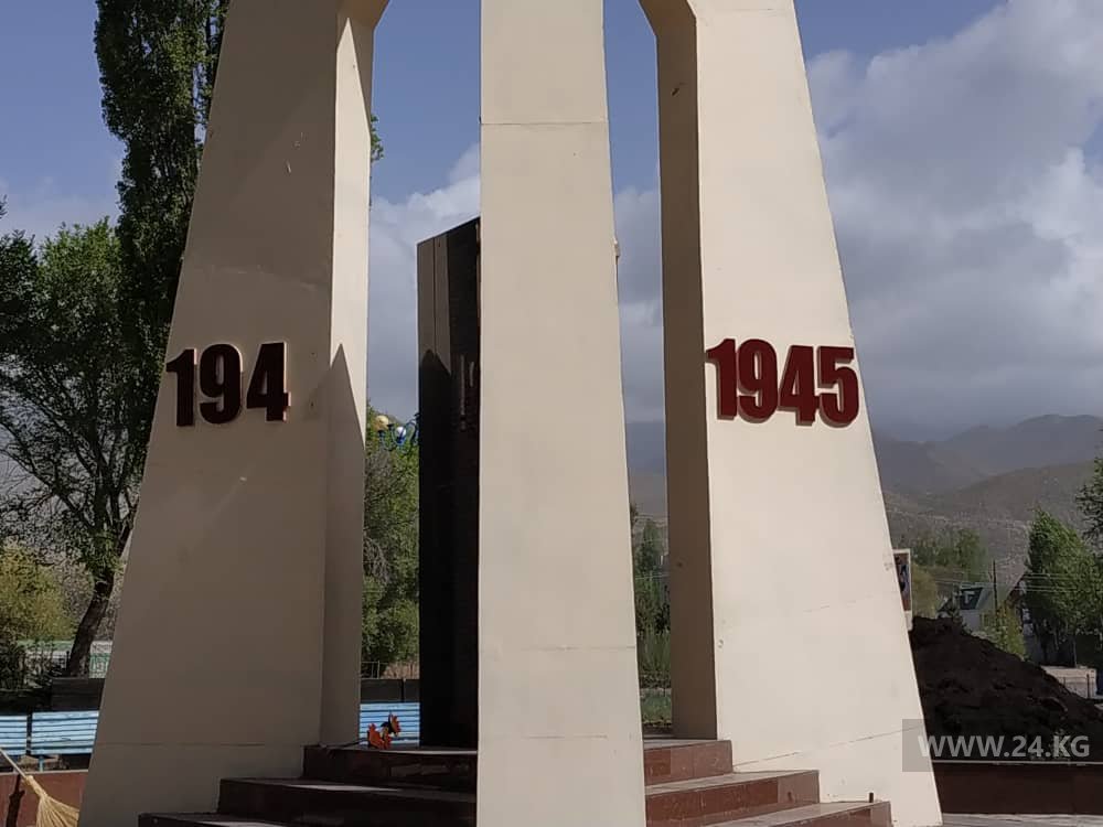 Памятник воинам ВОВ в Чолпон-Ате