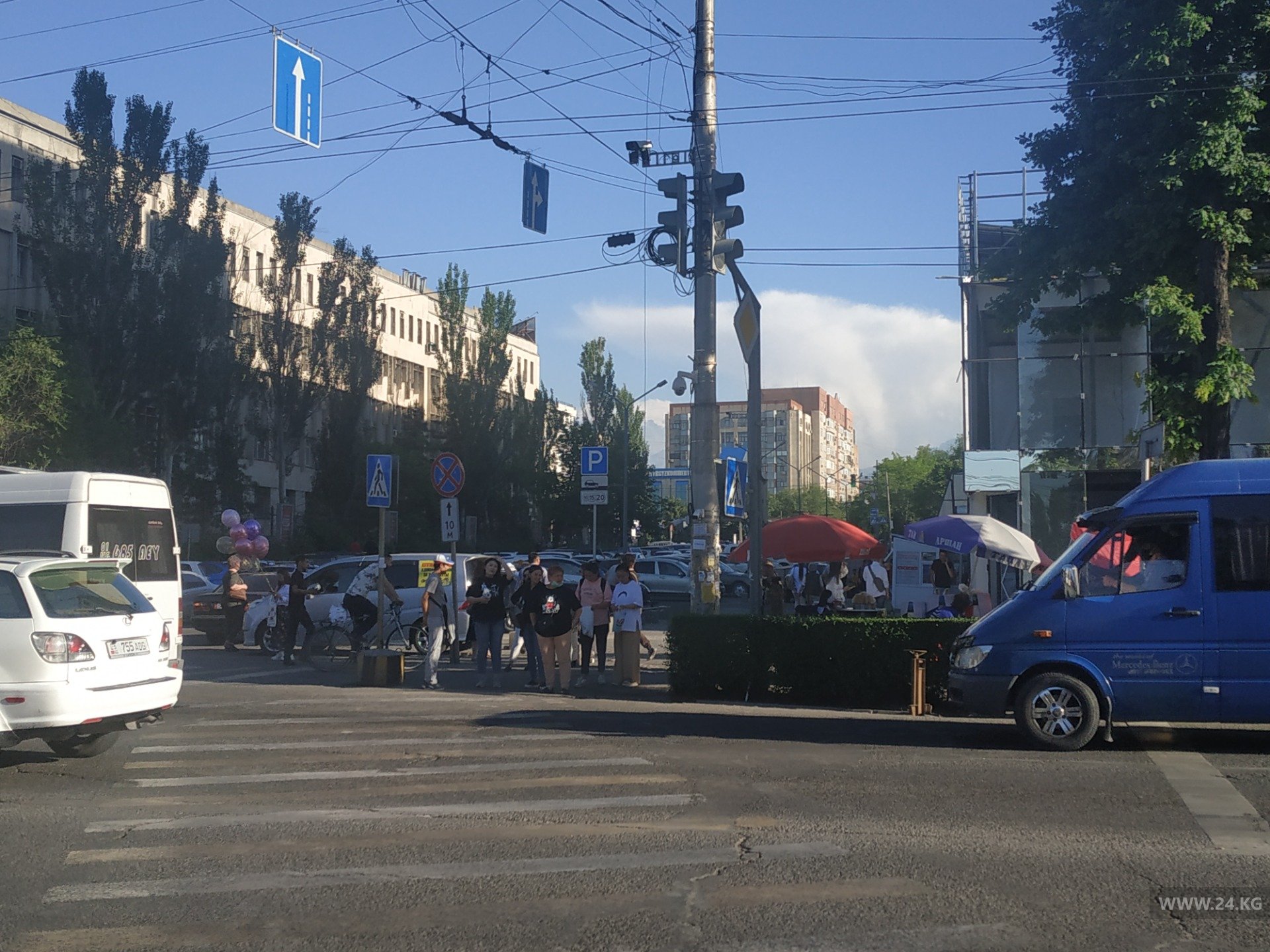 Дорожный знак закрывает от пешеходов светофор