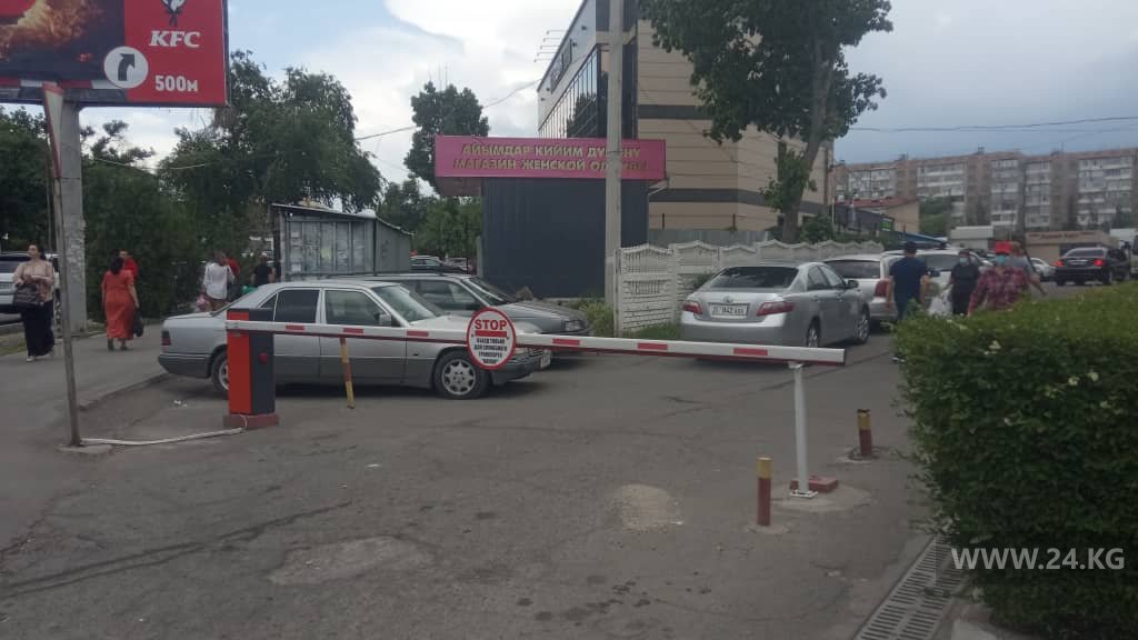 Шлагбаум на улице Суеркулова