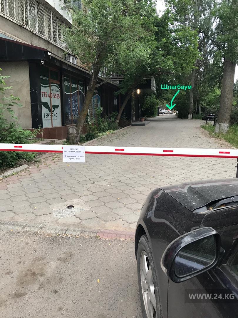 Шлагбаум в 10-м микрорайоне Бишкека