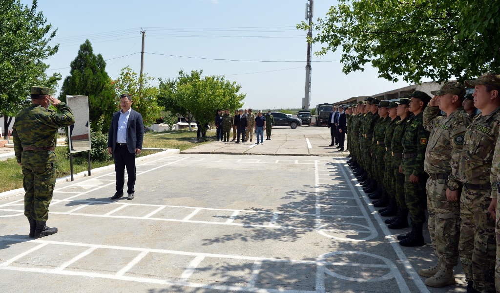 Садыр Жапаров находится с визитом в Баткенской области
