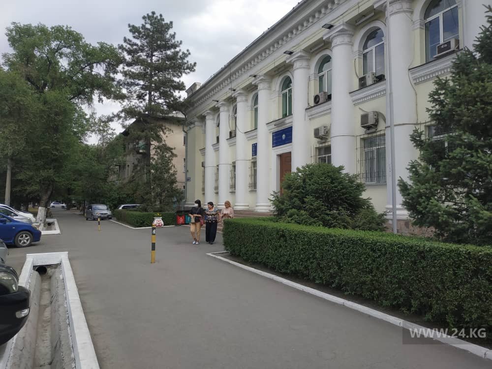 У Первомайской райадминистрации в арыках тоже сухо