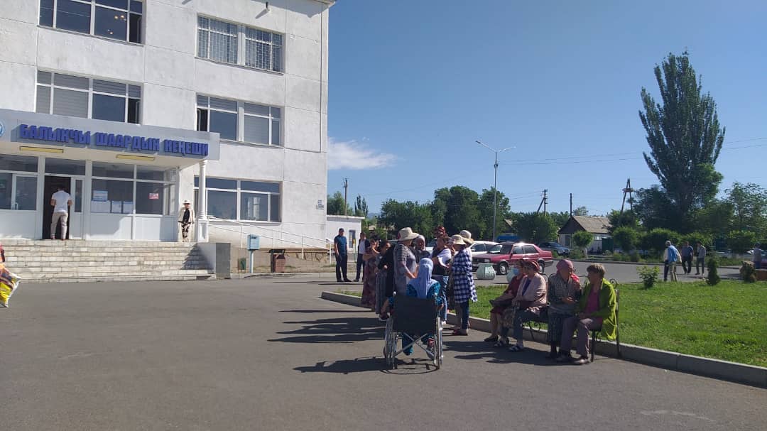 В Балыкчи проходит митинг против действующих депутатов городского кенеша
