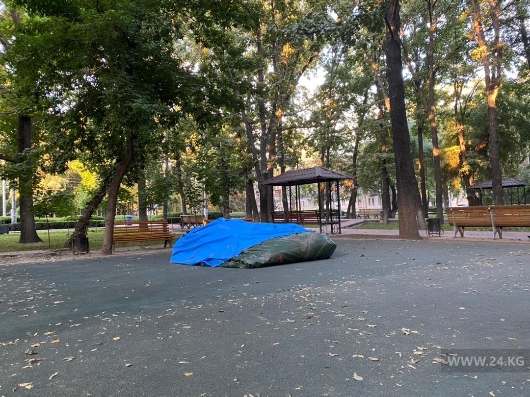 В скверах и парковых зонах Бишкека продолжают работать батуты