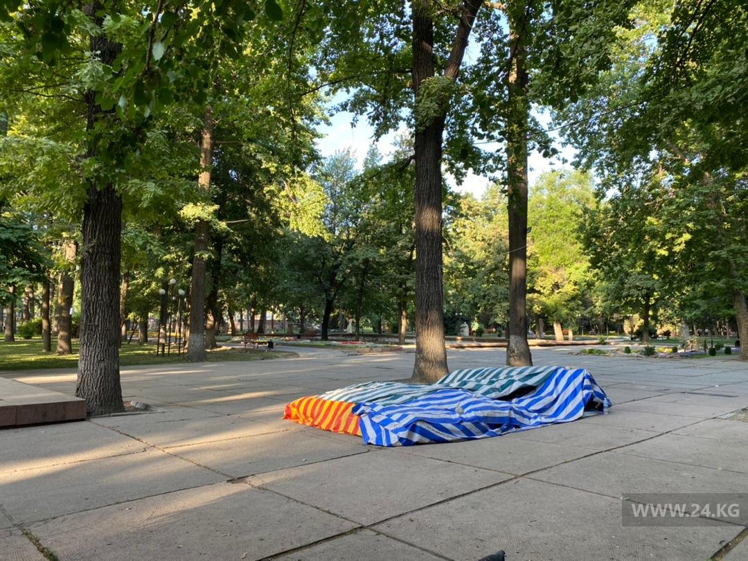 В скверах и парковых зонах Бишкека продолжают работать батуты