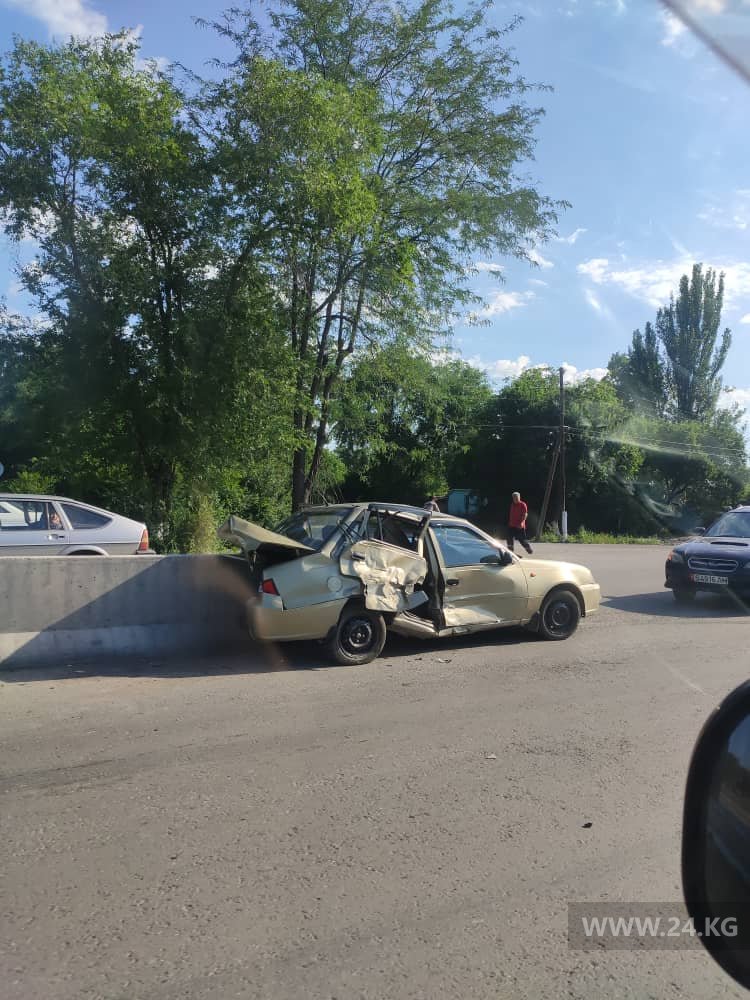 В Жайылском районе столкнулись два легковых автомобиля