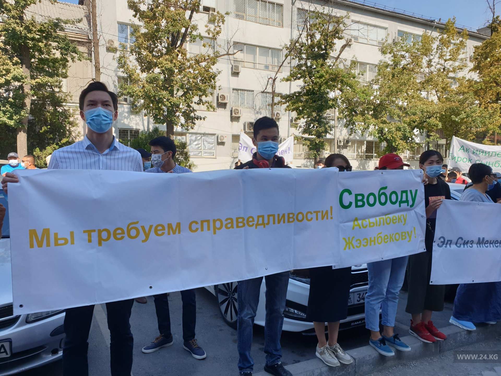 В Бишкеке около здания городского суда проходит митинг в поддержку депутата Асылбека Жээнбекова
