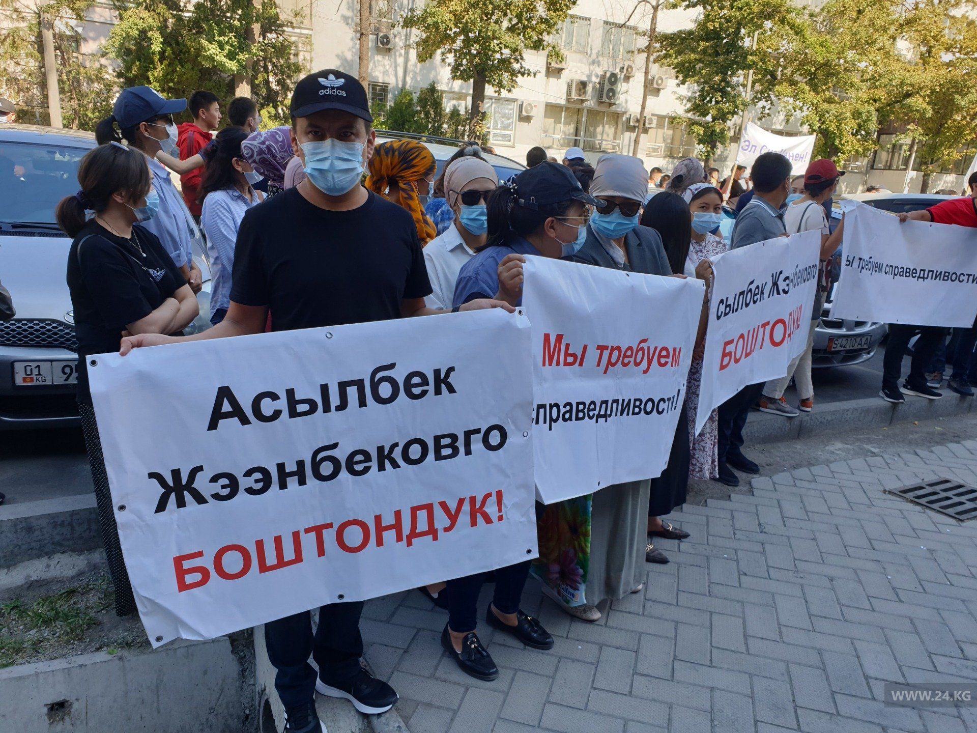 Сторонники депутата Асылбека Жээнбекова вышли на митинг