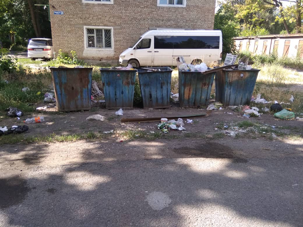 Мусор в Каинды не вывозят неделями