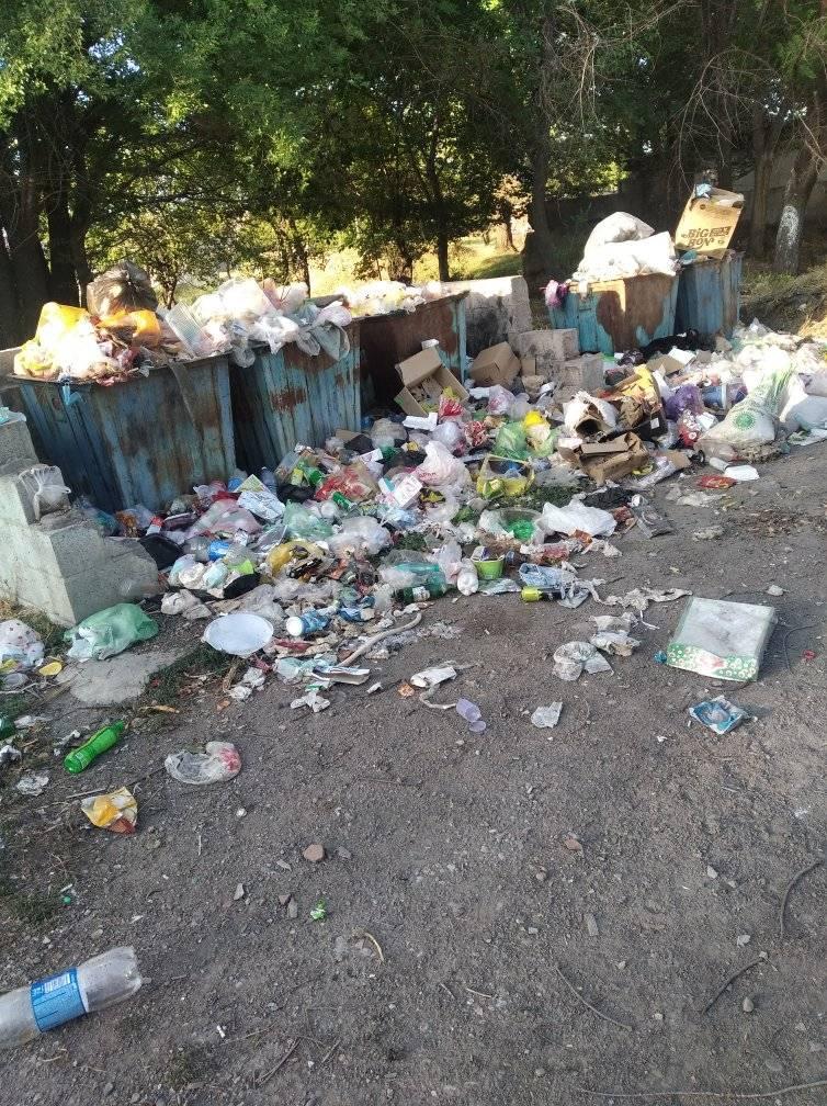Переполненные мусорные баки в Каинды