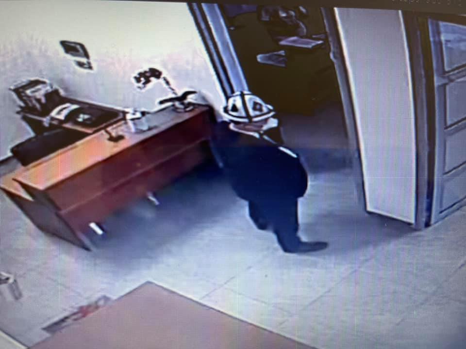 Неизвестный мужчина третий день преследует представителя одной из фармкомпаний