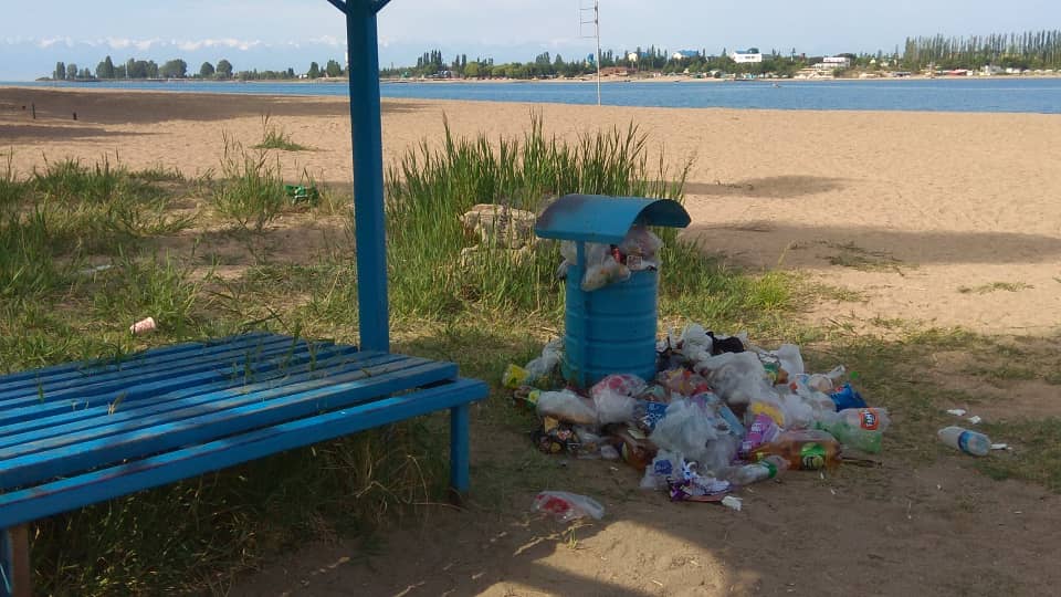С пляжа в Чолпон-Ате не вывозят мусор