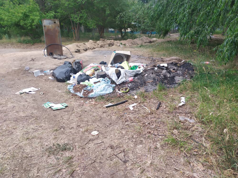 В селе Бостери на территории одного из пансионатов скопились горы мусора